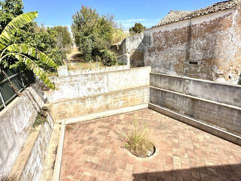 Magnífica moradia geminada para renovar I 287,10 m² I terreno 305 m² I Pátio I 4 quartos I Projeto aprovado I Centro histórico de Estoi