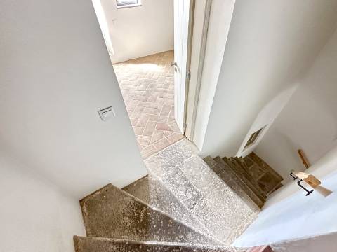 Magnífica moradia geminada para renovar I 287,10 m² I terreno 305 m² I Pátio I 4 quartos I Projeto aprovado I Centro histórico de Estoi