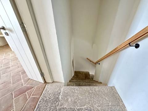 Magnífica moradia geminada para renovar I 287,10 m² I terreno 305 m² I Pátio I 4 quartos I Projeto aprovado I Centro histórico de Estoi