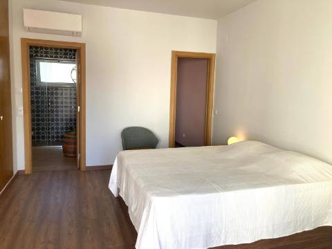 Típica I 3 quartos I Totalmente remodelada I Pátio I Roof top I Centro de Olhão