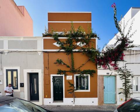 Típica I 3 quartos I Totalmente remodelada I Pátio I Roof top I Centro de Olhão