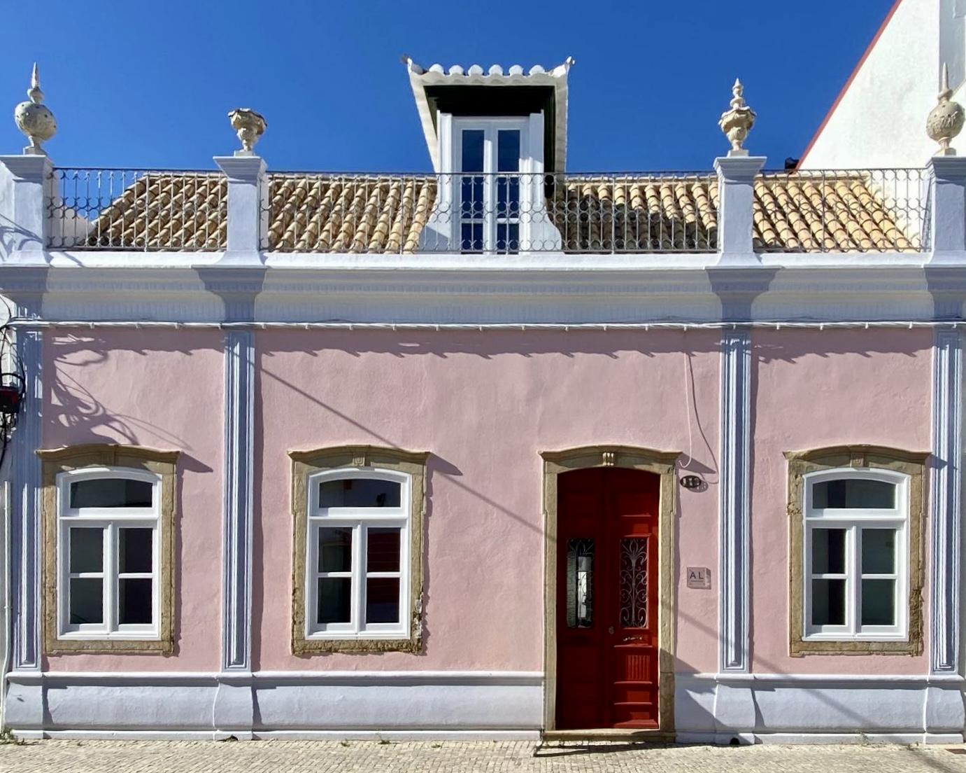 Elegante moradia renovada I 3 quartos I Pátio I Piscina I Terraço I Centro histórico de Vila Real de Santo António