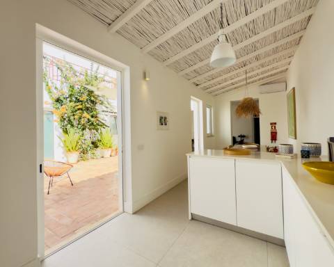 Elegante moradia renovada I 3 quartos I Pátio I Piscina I Terraço I Centro histórico de Vila Real de Santo António