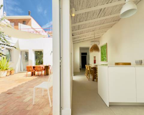 Elegante moradia renovada I 3 quartos I Pátio I Piscina I Terraço I Centro histórico de Vila Real de Santo António