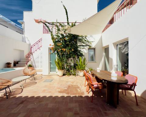 Elegante moradia renovada I 3 quartos I Pátio I Piscina I Terraço I Centro histórico de Vila Real de Santo António