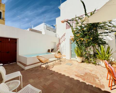 Elegante moradia renovada I 3 quartos I Pátio I Piscina I Terraço I Centro histórico de Vila Real de Santo António