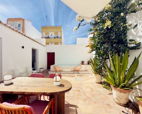 Elegante moradia renovada I 3 quartos I Pátio I Piscina I Terraço I Centro histórico de Vila Real de Santo António