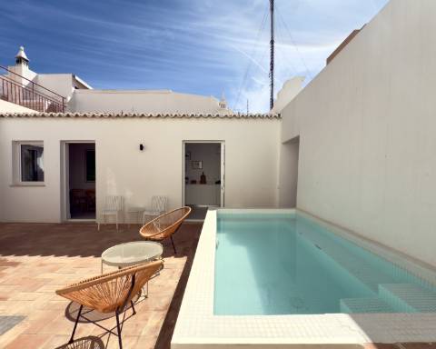 Elegante moradia renovada I 3 quartos I Pátio I Piscina I Terraço I Centro histórico de Vila Real de Santo António