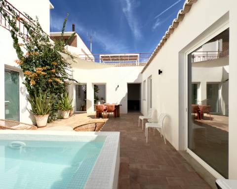 Elegante moradia renovada I 3 quartos I Pátio I Piscina I Terraço I Centro histórico de Vila Real de Santo António