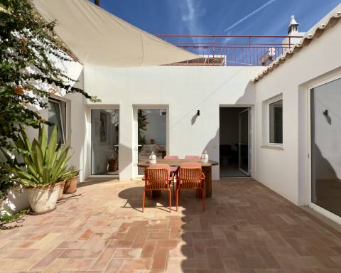 Elegante moradia renovada I 3 quartos I Pátio I Piscina I Terraço I Centro histórico de Vila Real de Santo António