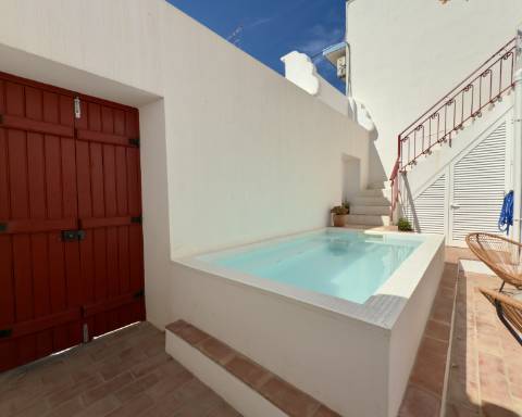 Elegante moradia renovada I 3 quartos I Pátio I Piscina I Terraço I Centro histórico de Vila Real de Santo António