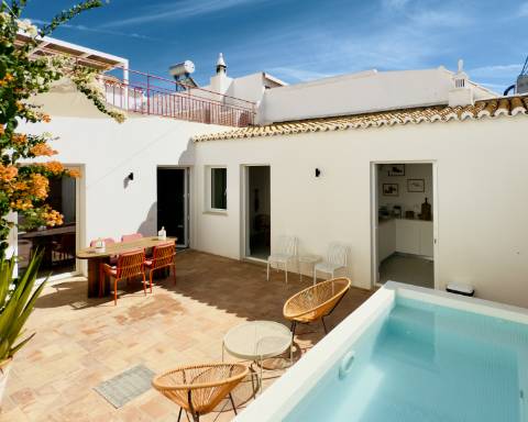 Elegante moradia renovada I 3 quartos I Pátio I Piscina I Terraço I Centro histórico de Vila Real de Santo António