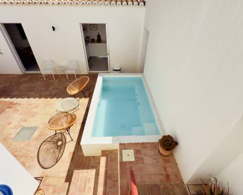 Elegante moradia renovada I 3 quartos I Pátio I Piscina I Terraço I Centro histórico de Vila Real de Santo António