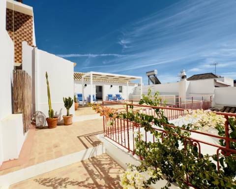 Elegante moradia renovada I 3 quartos I Pátio I Piscina I Terraço I Centro histórico de Vila Real de Santo António