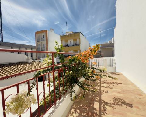 Elegante moradia renovada I 3 quartos I Pátio I Piscina I Terraço I Centro histórico de Vila Real de Santo António