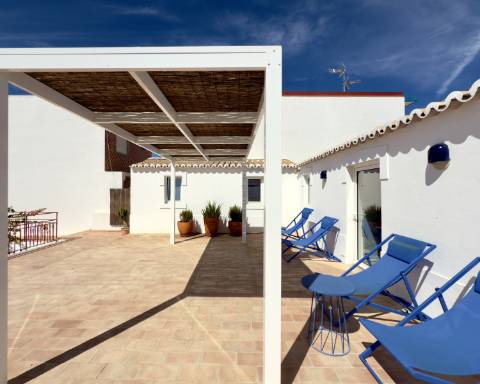 Elegante moradia renovada I 3 quartos I Pátio I Piscina I Terraço I Centro histórico de Vila Real de Santo António