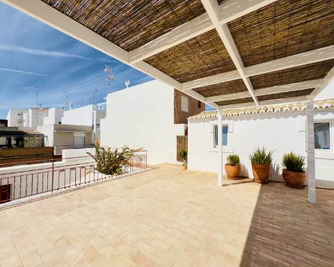 Elegante moradia renovada I 3 quartos I Pátio I Piscina I Terraço I Centro histórico de Vila Real de Santo António