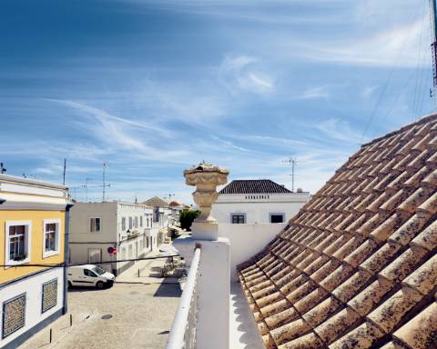 Elegante moradia renovada I 3 quartos I Pátio I Piscina I Terraço I Centro histórico de Vila Real de Santo António