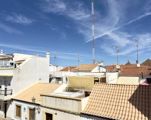Elegante moradia renovada I 3 quartos I Pátio I Piscina I Terraço I Centro histórico de Vila Real de Santo António