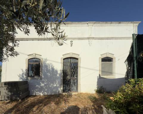 Encantadora casa tradicional para renovar I 3 quartos I Jardim de 600 m2 I Vista mar I Santa Barbara de Nexe