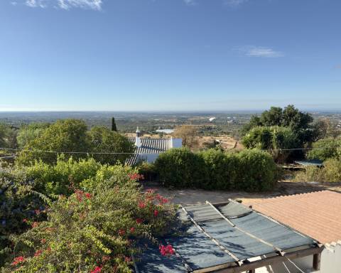 Encantadora casa tradicional para renovar I 3 quartos I Jardim de 600 m2 I Vista mar I Santa Barbara de Nexe