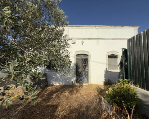 Encantadora casa tradicional para renovar I 3 quartos I Jardim de 600 m2 I Vista mar I Santa Barbara de Nexe