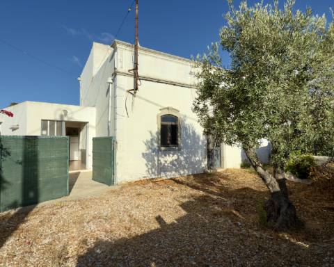 Encantadora casa tradicional para renovar I 3 quartos I Jardim de 600 m2 I Vista mar I Santa Barbara de Nexe