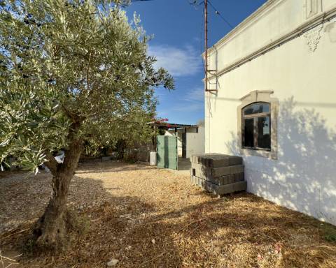 Encantadora casa tradicional para renovar I 3 quartos I Jardim de 600 m2 I Vista mar I Santa Barbara de Nexe
