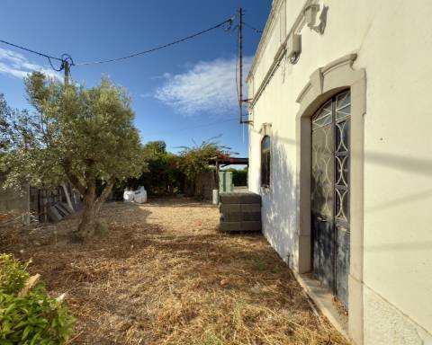 Encantadora casa tradicional para renovar I 3 quartos I Jardim de 600 m2 I Vista mar I Santa Barbara de Nexe