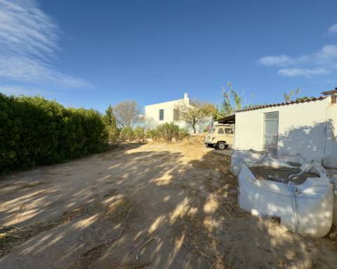 Encantadora casa tradicional para renovar I 3 quartos I Jardim de 600 m2 I Vista mar I Santa Barbara de Nexe