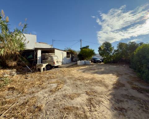 Encantadora casa tradicional para renovar I 3 quartos I Jardim de 600 m2 I Vista mar I Santa Barbara de Nexe