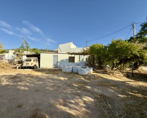 Encantadora casa tradicional para renovar I 3 quartos I Jardim de 600 m2 I Vista mar I Santa Barbara de Nexe