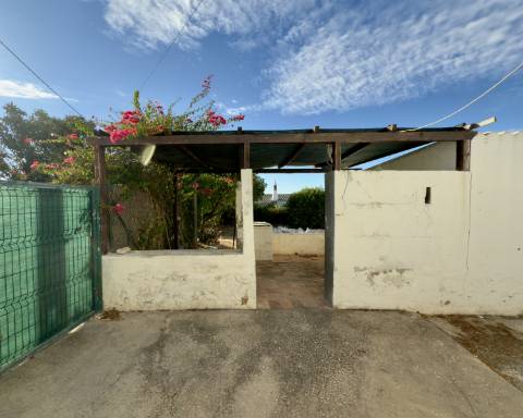 Encantadora casa tradicional para renovar I 3 quartos I Jardim de 600 m2 I Vista mar I Santa Barbara de Nexe