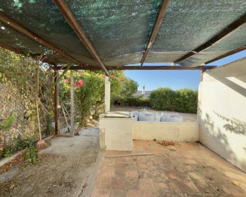 Encantadora casa tradicional para renovar I 3 quartos I Jardim de 600 m2 I Vista mar I Santa Barbara de Nexe
