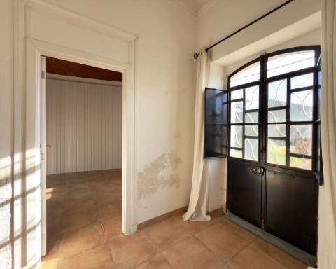Encantadora casa tradicional para renovar I 3 quartos I Jardim de 600 m2 I Vista mar I Santa Barbara de Nexe