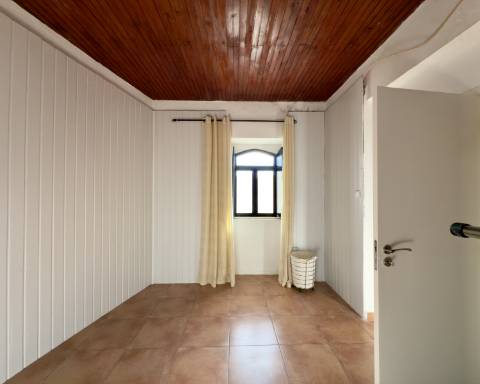 Encantadora casa tradicional para renovar I 3 quartos I Jardim de 600 m2 I Vista mar I Santa Barbara de Nexe