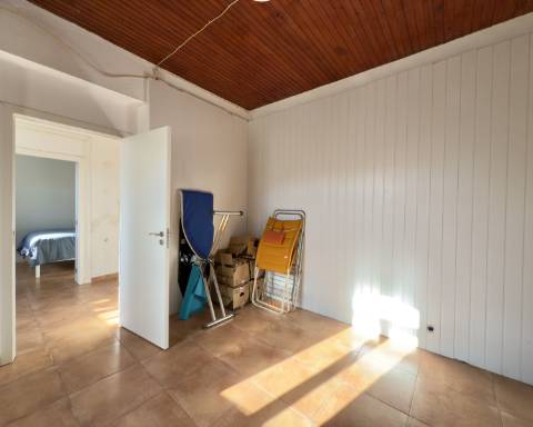 Encantadora casa tradicional para renovar I 3 quartos I Jardim de 600 m2 I Vista mar I Santa Barbara de Nexe