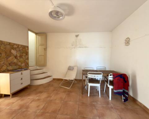 Encantadora casa tradicional para renovar I 3 quartos I Jardim de 600 m2 I Vista mar I Santa Barbara de Nexe