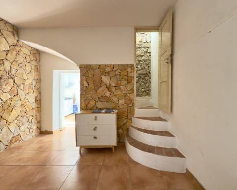 Encantadora casa tradicional para renovar I 3 quartos I Jardim de 600 m2 I Vista mar I Santa Barbara de Nexe