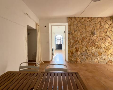 Encantadora casa tradicional para renovar I 3 quartos I Jardim de 600 m2 I Vista mar I Santa Barbara de Nexe