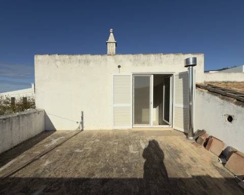 Encantadora casa tradicional para renovar I 3 quartos I Jardim de 600 m2 I Vista mar I Santa Barbara de Nexe