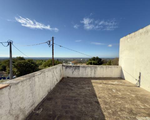 Encantadora casa tradicional para renovar I 3 quartos I Jardim de 600 m2 I Vista mar I Santa Barbara de Nexe