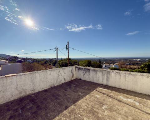 Encantadora casa tradicional para renovar I 3 quartos I Jardim de 600 m2 I Vista mar I Santa Barbara de Nexe