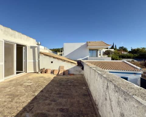 Encantadora casa tradicional para renovar I 3 quartos I Jardim de 600 m2 I Vista mar I Santa Barbara de Nexe
