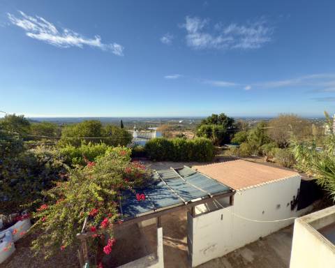 Encantadora casa tradicional para renovar I 3 quartos I Jardim de 600 m2 I Vista mar I Santa Barbara de Nexe