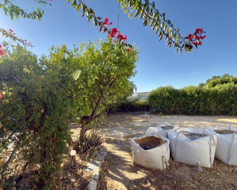 Encantadora casa tradicional para renovar I 3 quartos I Jardim de 600 m2 I Vista mar I Santa Barbara de Nexe