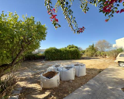 Encantadora casa tradicional para renovar I 3 quartos I Jardim de 600 m2 I Vista mar I Santa Barbara de Nexe