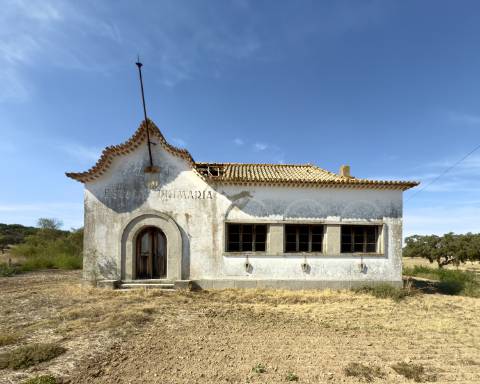 UNICO! Antiga escola primária para renovar I Projeto aprovado I 3 quartos I Piscina I Alentejo I Torre de Coelheiros I Évora