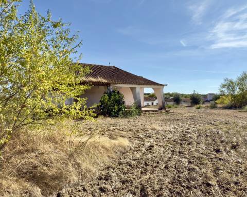 UNICO! Antiga escola primária para renovar I Projeto aprovado I 3 quartos I Piscina I Alentejo I Torre de Coelheiros I Évora