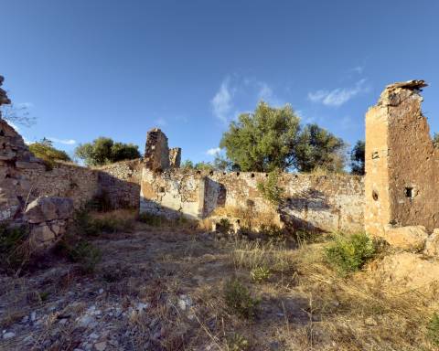 Belo terreno plano de 3.424 m² com projeto aprovado para a reconstrução de uma moradia térrea I 3 quartos I Piscina I Loulé